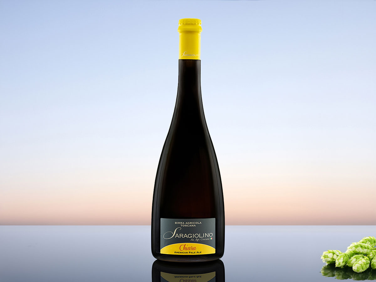 Image of Chiara - American Pale Ale, a straw-yellow craft beer with fine foam, grapefruit aroma, tropical fruit sweetness, and a crisp bitter finish.