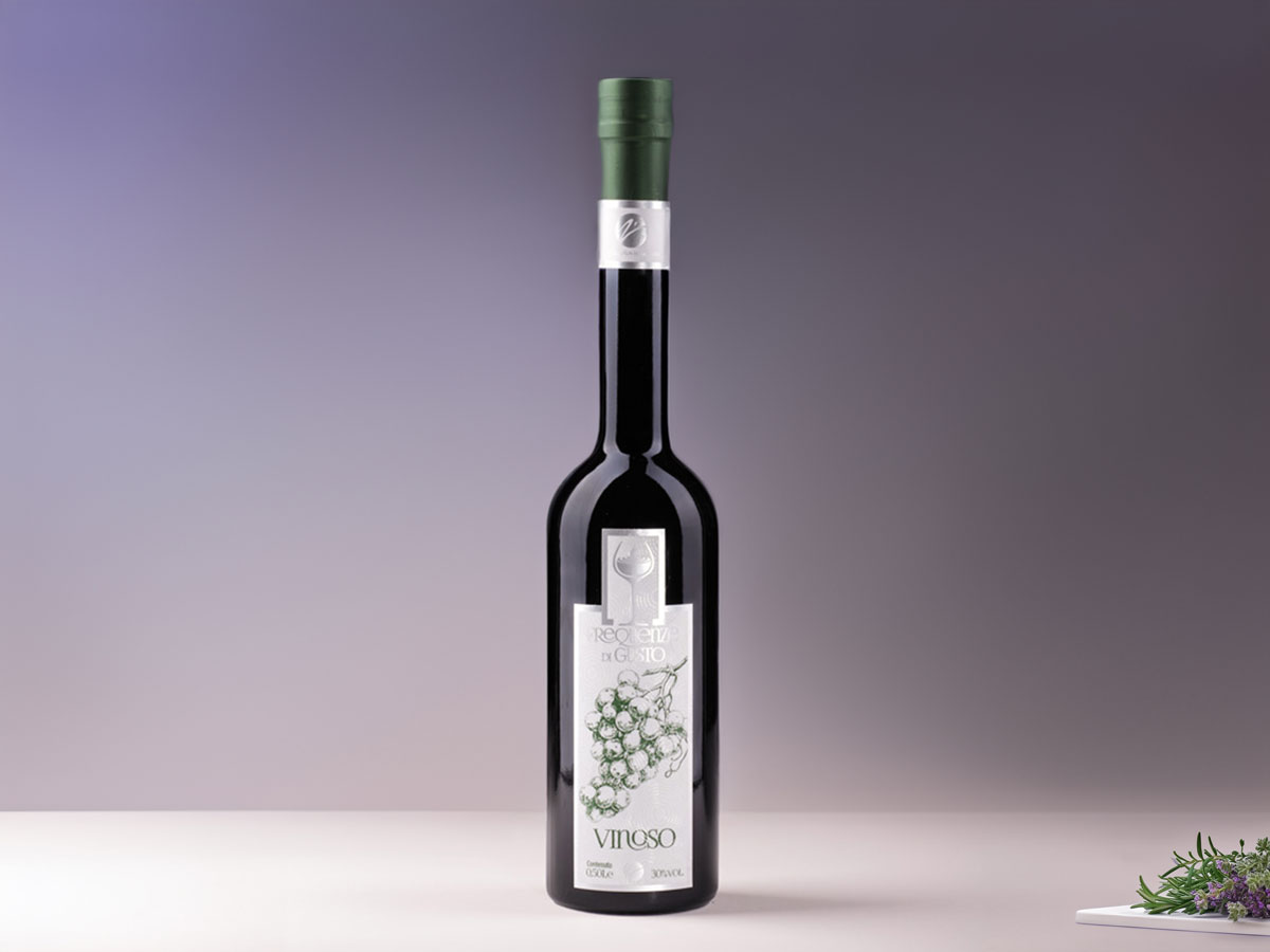 Vinoso winter punch by Lombardi e Visconti, crafted from grape maceration and aromatic herbs, inspired by mulled wine and traditional Italian desserts.